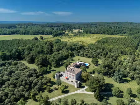 manoir fortifie s'étendant sur 35 hectares  principalement boisés
