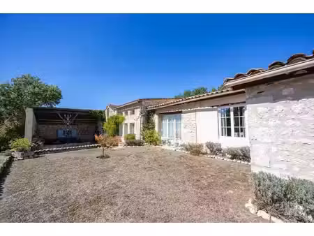 la ferme en pierre de la vallée boisée avec piscine chauffée