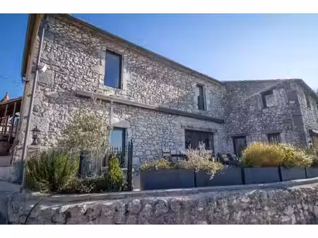 la maison du moulin  perchée au sommet d'une colline  offre des vues spectaculaires et...