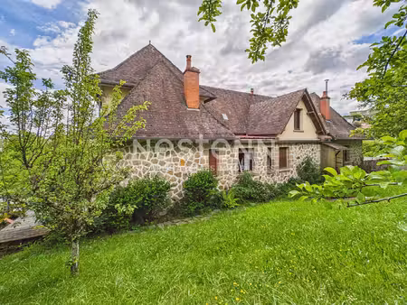 a vendre à aurillac  à deux pas du centre-ville  maison 8 pièces d'une surface d'environ..