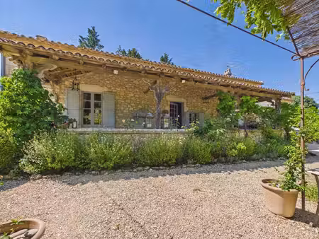 charmante propriété de caractère avec chambre d'amis indépendante  piscine et magnifiques.