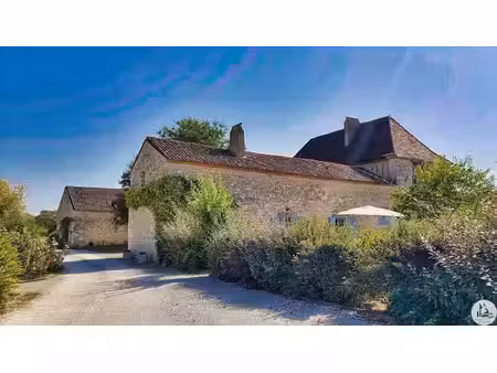 domaine fortifié au milieu de ses 30 hectares. 10 minutes de bergerac  proche le village..