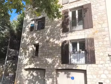 3 pièces avec jardin et garage.