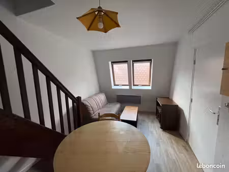 f2 meublé de 21 m2 en duplex au centre-ville