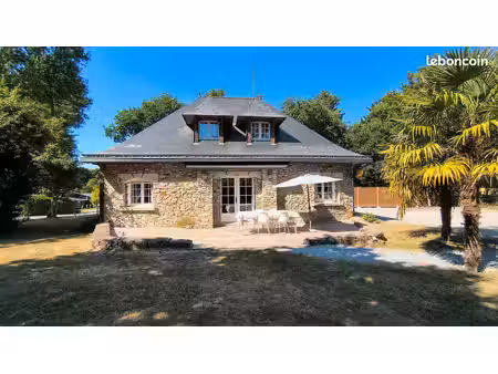 appartement 4 pièces de 85 m² avec terrasse et jardin  dans une belle maison de caractère 