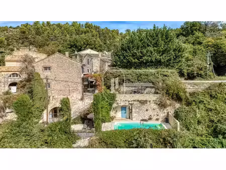 authentique maison en pierre avec piscine et vue sur le luberon à vendre à ménerbes