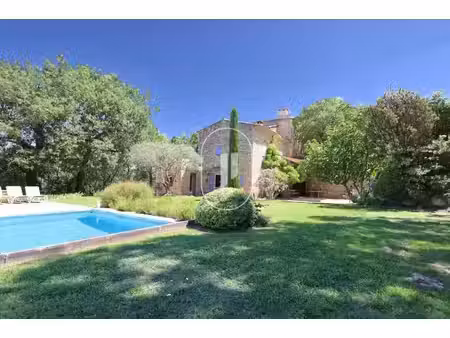 propriété en pierre avec dépendances et piscine à vendre près de gordes