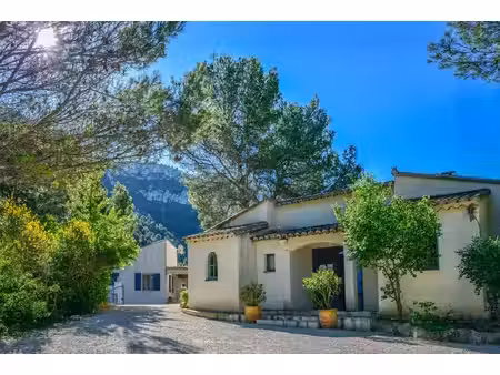 proche isle sur sorgue : hameau privé en position dominante avec 2 piscines