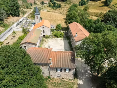 en haute-loire  trois maisons dans un pré de 1 2 ha