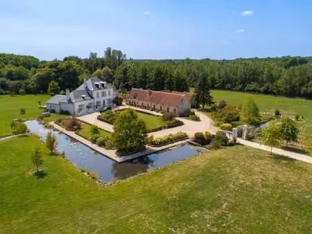 en sologne  une propriété du 17e s. entourée de douves en eaux