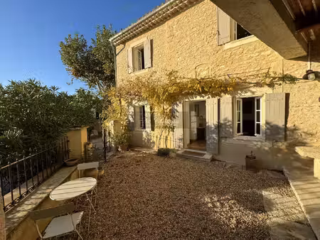 ancienne ferme située dans un hameau au calme avec vue degagée sur le luberon