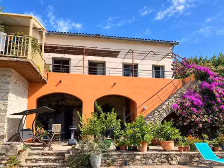 maison vigneronne avec terrain arboré et piscine