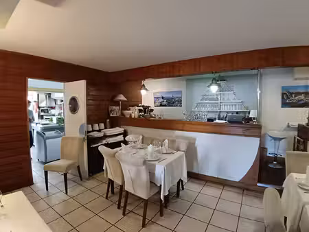 murs et fond restaurant emplacement privilégié et enseigne de renom.