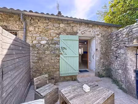 maison de village avec un gîte  une petite cour et deux terrasses