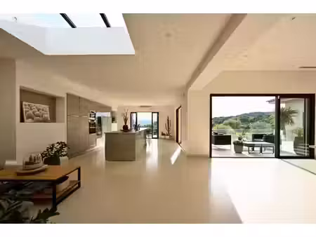 villa contemporaine de plain pied avec avec vue panoramique sur les vignes et les collines
