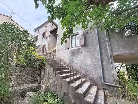 maison en pierre a renover avec possibilité de créer plusieurs logements.
