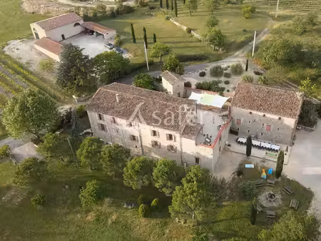 mas restauré et 7 gîtes sur 25 ha de terres et de vignes bio -