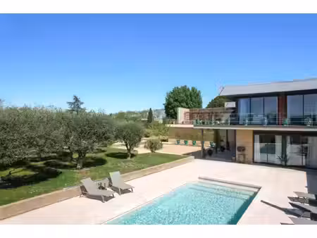 propriété contemporaine de 340 m2 avec annexes et piscine