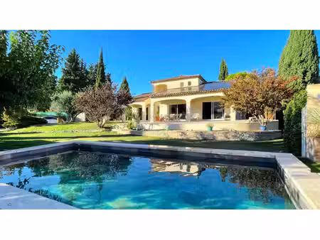 uzès à pied - belle propriété sur jardin arboré de 1600 m2 avec piscine