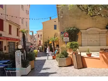 au coeur des rues piétonnes du lavandou -charme et rentabilité ! grand balcon avec aperçu.