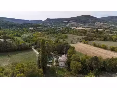 ardèche. chomérac. une propriété rare dans un écrin de verdure.