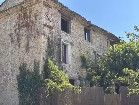 bastide en pierres  dépendances  terrain plat  vue