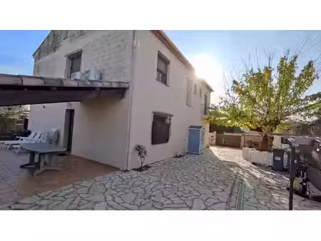 vias  proche du centre et des plages : villa composée de plusieurs appartements offrant...