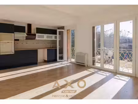 meyreuil - maison de ville - 113 m² - 2 chambres - garage de 80 m² - cave - cour - 320 000