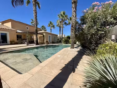 villa de charme avec piscine  jardin paysager  double garage et prestations premium