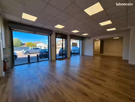 local commercial à louer à meyzieu – 95 m² – emplacement privilégié – vitrines et stationn