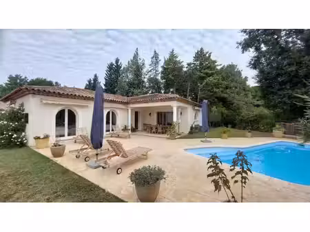 superbe villa plain-pied 4 chambres avec piscine à seulement quelques minutes du domaine..