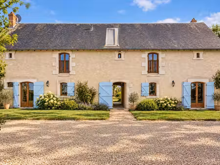 domaine privé dans la vallée de la loire avec cinq gîtes  un lac et des équipements de...