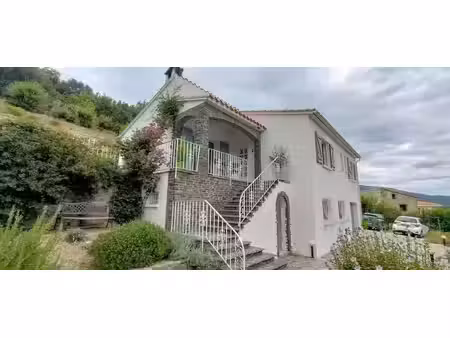 une maison  une vue  de l'espace...