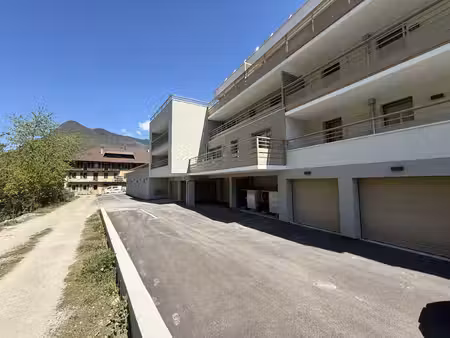appartement avec grande terrasse et stationnement privatif