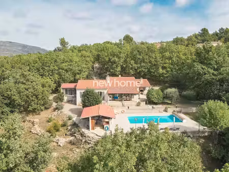 maison spacieuse de plain-pied avec piscine et garage au calme