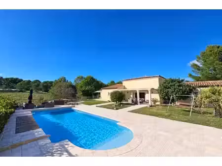 maison de plain-pied avec piscine et appartement indépendant a