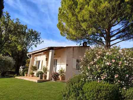 en exclusivité à quinson : charmante maison individuelle de plain-pied avec garage
