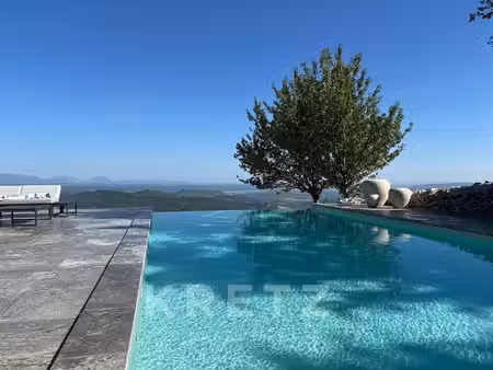domaine rénové de plus de 260m2 – 20 ha – vue exceptionnelle – m