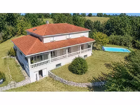 maison contemporaine de 204 m2  6 chambres  cuisine séparée  véranda  piscine et un sous..