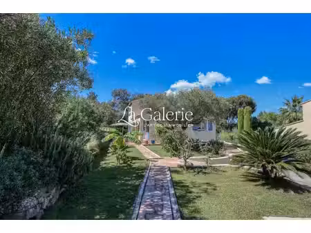 villa au coeur d'un domaine fermé avec piscine et tennis