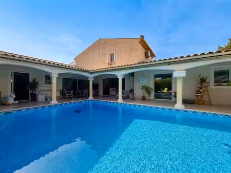 villa avec piscine  appartement indépendant et nombreux espaces annexes
