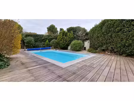 maison de plain-pied 110 m2 sur terrain arboré de 1 100 m2 avec piscine chauffée