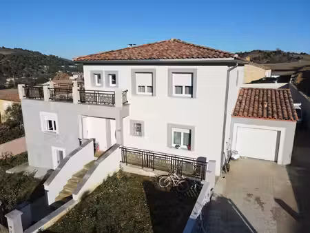 villa récente avec jardin et piscine intérieure
