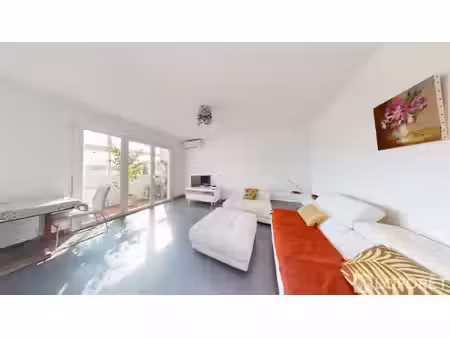 bel appartement t3 avec terrasse plein sud   proche mer et commerces .