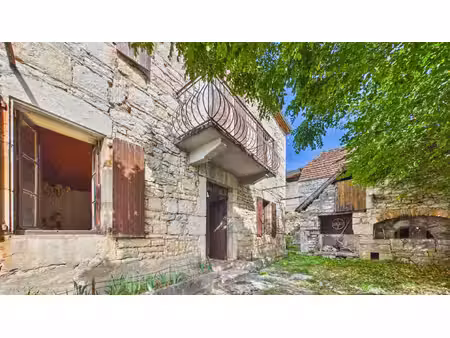 maison de village en pierre à rénover avec cour intérieure  four à pain et dépendance