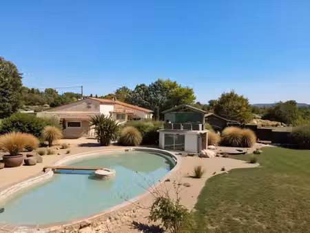 maison avec grande piscine et annexes.