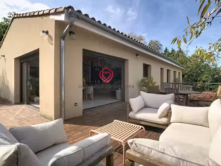 villa contemporaine avec piscine  vue panoramique et studio