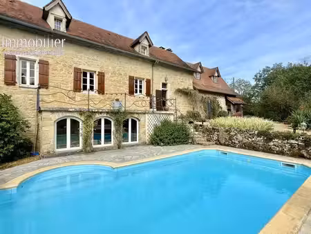 maison en pierre divisée en deux logements avec piscine et grand jardin