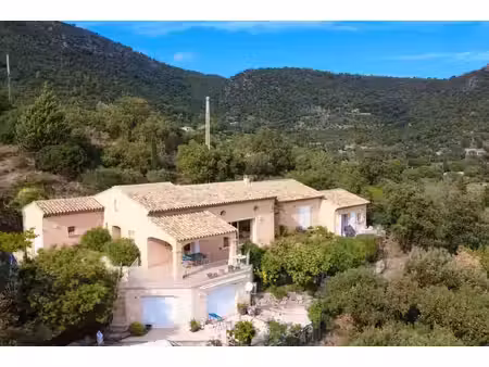 villa provençale avec vue panoramique sur les vignes et les collines le plan-de-la-tour