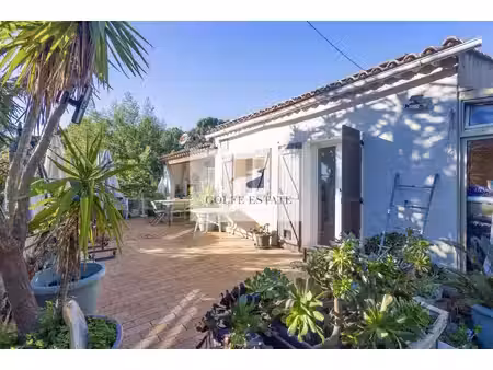 maison divisée en 3 appartements  terrain de 1600 m2